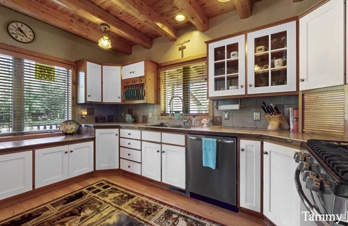 Holland Cabin | 3 miles from downtown Holland 12 miles from Saugatuck 7 miles to Lake Michnnnnnn