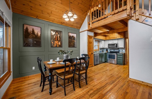 Sevierville Cabin | 3 Miles to Pigeon Forge Parkway! Hot Tub, Privacy 🐶 Dogs 🛌 King Beds 🎢 DollyWood