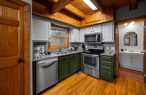 Sevierville Cabin | 3 Miles to Pigeon Forge Parkway! Hot Tub, Privacy 🐶 Dogs 🛌 King Beds 🎢 DollyWood