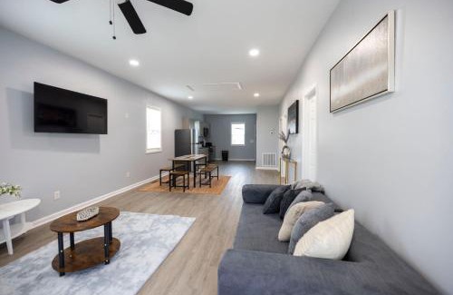 Burlington House | 3 Min to Downtown - 10 Min to Elon - Smart TVs