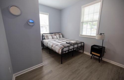 Burlington House | 3 Min to Downtown - 10 Min to Elon - Smart TVs