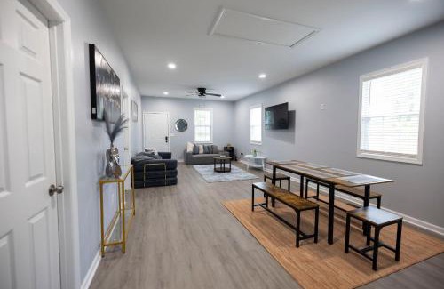 Burlington House | 3 Min to Downtown - 10 Min to Elon - Smart TVs