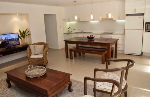 Palm Cove House | 3 minute walk to the beach and cafes!