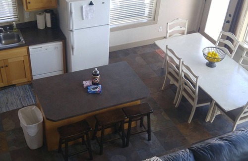 Harbor Village Cabin | 3 minutes from State Marina Private Hot Tub! Playground!