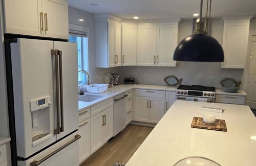 Middletown House | 3 minutes to beach, 10 minutes to Downtown Newport, heated pool and central air