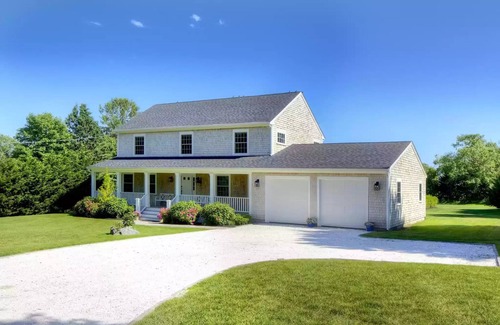Middletown House | 3 minutes to beach, 10 minutes to Downtown Newport, heated pool and central air
