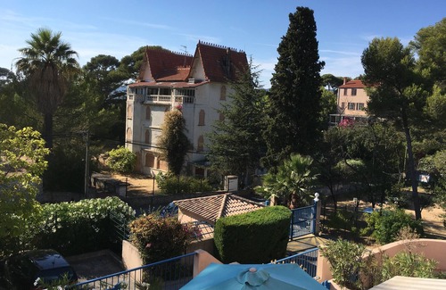 Sanary-sur-Mer Apartment | 3 mn walk from the beach, T2 Duplex with terrace, private residence, swimming pool