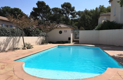 Sanary-sur-Mer Apartment | 3 mn walk from the beach, T2 Duplex with terrace, private residence, swimming pool