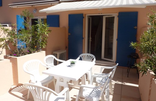 Sanary-sur-Mer Apartment | 3 mn walk from the beach, T2 Duplex with terrace, private residence, swimming pool