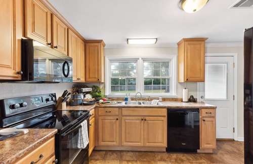 Perry House | 3 Queen Beds, 2 min to Fairgrounds, Fenced Yard