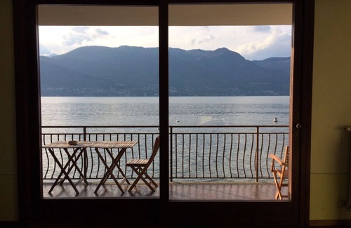 Porto Valtravaglia Apartment | 3-room apartment with sun terrace, balcony and 2 bathrooms directly on the beach