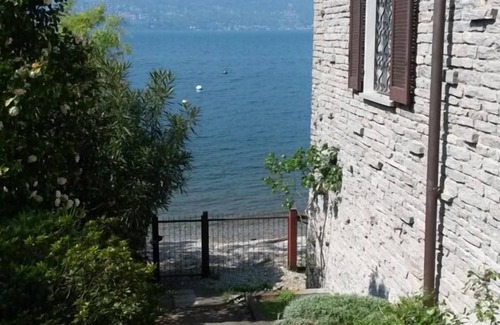 Porto Valtravaglia Apartment | 3-room apartment with sun terrace, balcony and 2 bathrooms directly on the beach