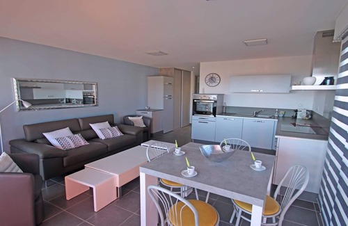 Sainte-Maxime Apartment | 3-room apartment - 5 people - Residence swimming pool - Air conditioning - Wifi - Sea view -.