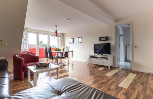 Binz Apartment | 3-room vacation apartment in Haus Godewind in Binz, beach chair on the beach