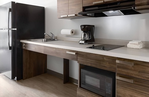 Ashwaubenon Hotel | 3 Rooms w/Kitchen Near Green Bay’s Top Attractions! Minutes from Resch Center!