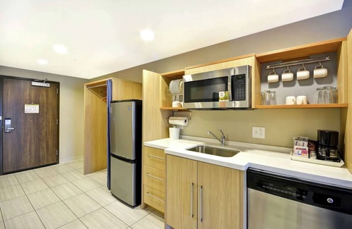 Saint Simons Island Hotel | 3 Spacious Suites Perfect for Families w/In-Room Kitchenette - Near Beach!