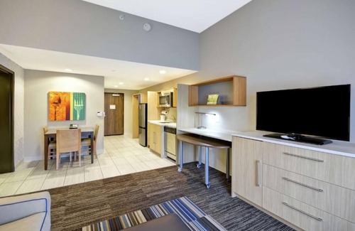 Saint Simons Island Hotel | 3 Spacious Suites Perfect for Families w/In-Room Kitchenette - Near Beach!
