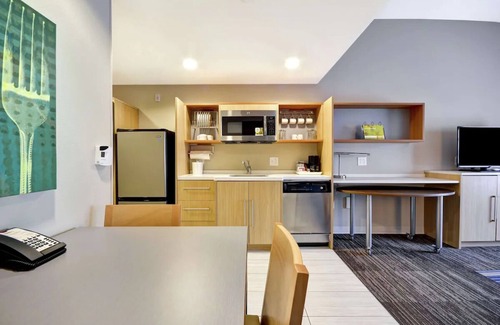 Saint Simons Island Hotel | 3 Spacious Suites Perfect for Families w/In-Room Kitchenette - Near Beach!