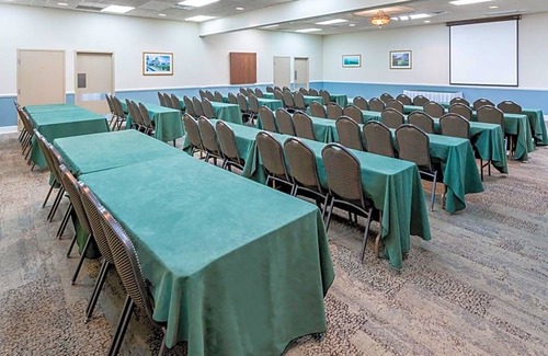 Kill Devil Hills Hotel | 3-Star Hotel ∙ Ramada Plaza by Wyndham Nags Head Oceanfront