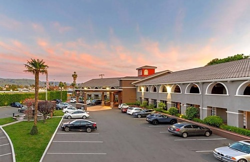 Milpitas Hotel | 3-Star Hotel ∙ Best Western Plus Brookside Inn