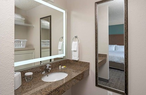 Englewood Hotel | 3-Star Hotel ∙ Staybridge Suites Denver Tech Center, an IHG Hotel