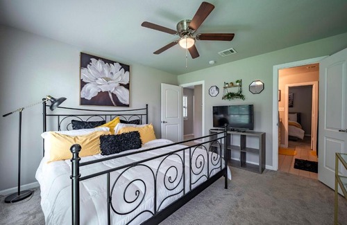 Spring Branch Central Apartment | 3 Stylish 3BR Galleria-Downtown Free Parking