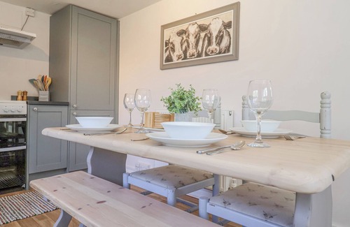 Saxmundham Cottage | 3 THE ALMSHOUSE, pet friendly, with a garden in Peasenhall