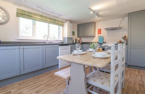 Saxmundham Cottage | 3 THE ALMSHOUSE, pet friendly, with a garden in Peasenhall
