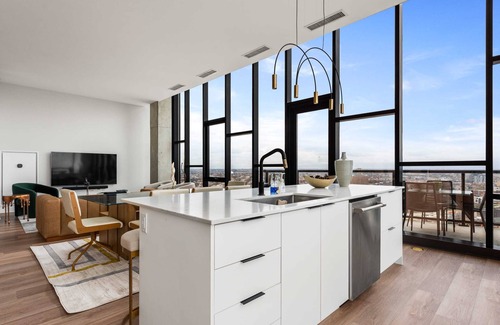 River West Apartment | 3 Top Notch Penthouses: Ideal for Large Groups