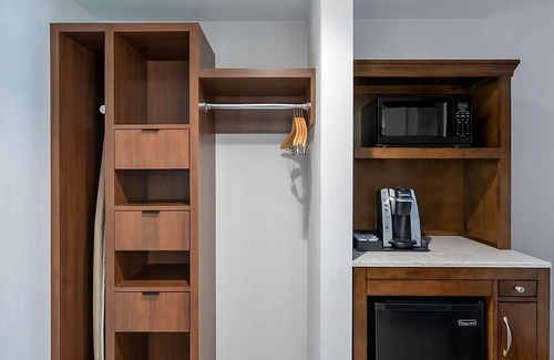 Radnor - Fort Myer Heights Hotel | 3 Units | Convenient Arlington Haven | Walk to Metro for Easy DC Exploration