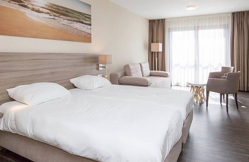Callantsoog Hotel | 3 Units Escape | Pet-Friendly Getaway by the Waves | Beach, golf & Sandy Shores