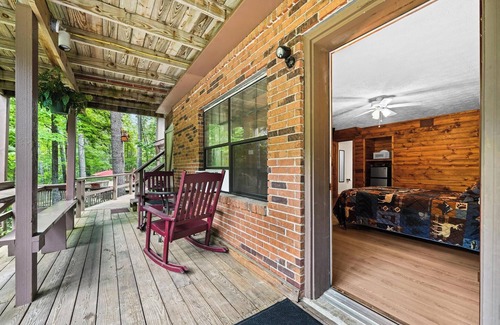 Wiley House | #3 - Waterfall Retreat- Riverfront Room- Near Tallulah Gorge