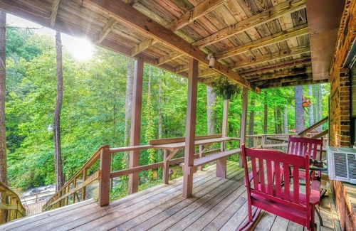 Wiley House | #3 - Waterfall Retreat- Riverfront Room- Near Tallulah Gorge