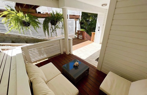 Antoneys Cay House | #3-West Bay 2 Bedroom Apt-2 min walk to the beach!