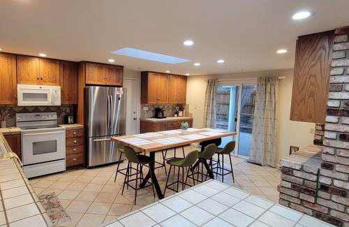 Reno/Tahoe Airport House | 30 mins to Mt. Rose & 7 mins to airport! Cozy Family home in Reno- pet friendly!