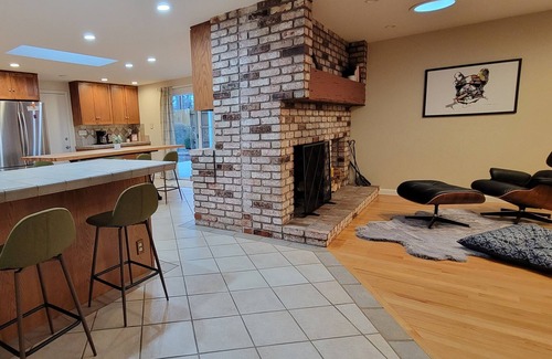 Reno/Tahoe Airport House | 30 mins to Mt. Rose & 7 mins to airport! Cozy Family home in Reno- pet friendly!