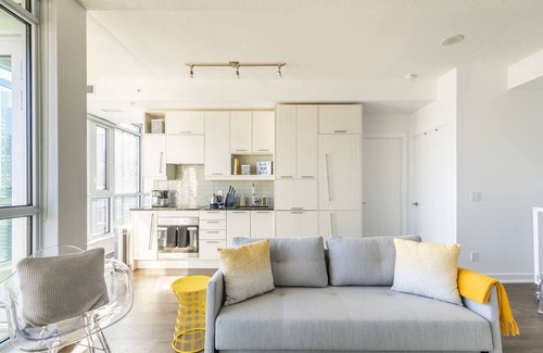 Toronto Entertainment District Condo | 30 Nelson St., Unit 2705 · Stunning 1BR Condo in Financial District + Parking