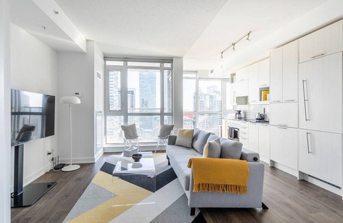 Toronto Entertainment District Condo | 30 Nelson St., Unit 2705 · Stunning 1BR Condo in Financial District + Parking
