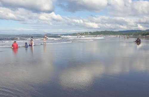 Nasugbu Villa | 30 persons Beachfront, Aircon rooms and pool access