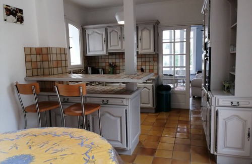 Royan Villa | 30's villa near beach and shops, sleeps 10