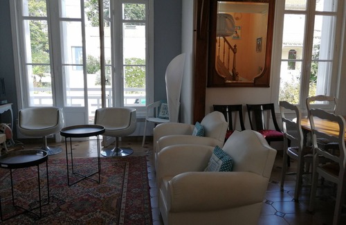 Royan Villa | 30's villa near beach and shops, sleeps 10