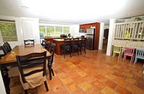 Leeward Settlement Villa | 30 Seconds to the Grace Bay Beach! 5+1BR, Private Pool, Lush Gardens, sleep 15