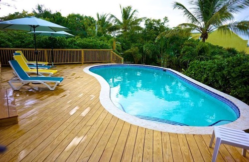 Leeward Settlement Villa | 30 Seconds to the Grace Bay Beach! 5+1BR, Private Pool, Lush Gardens, sleep 15