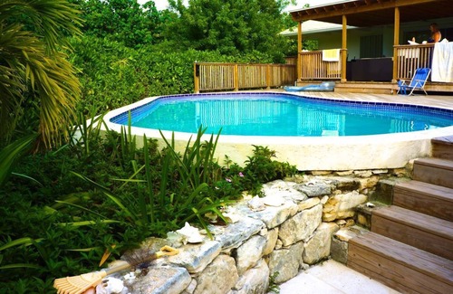 Leeward Settlement Villa | 30 Seconds to the Grace Bay Beach! 5+1BR, Private Pool, Lush Gardens, sleep 15