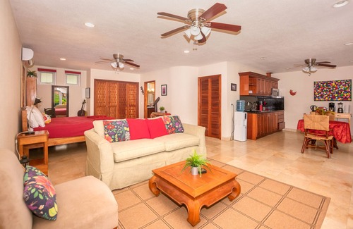 Lawson Rock Condo | 30 seconds to the water, luxury studio located in Lawson Rock