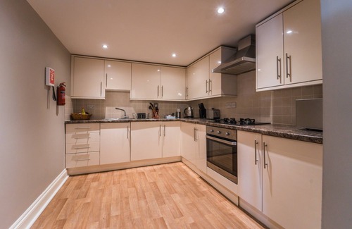 Torquay City Centre Cottage | 30 Trinity Mews - coaching mews just a few steps from harbour and town centre in quiet cul de sac -