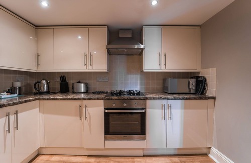 Torquay City Centre Cottage | 30 Trinity Mews - coaching mews just a few steps from harbour and town centre in quiet cul de sac -