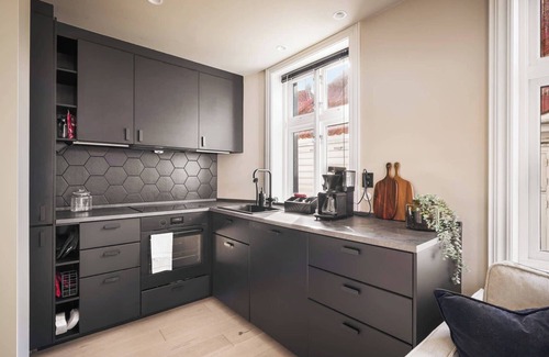 Bergenhus Apartment | 300 to Bryggen l Bergen style house Revamped 2023