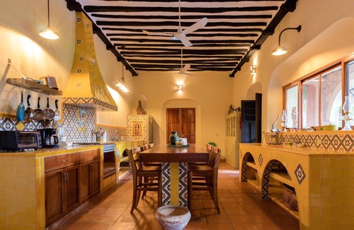 Chichen Itza - Valladolid House | 300 year old colonial mansion one block from the town square