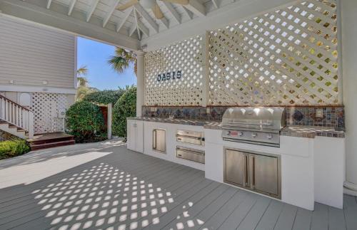 Isle of Palms House | 3001 Palm Boulevard by AvantStay Across From Beach Ocean Views